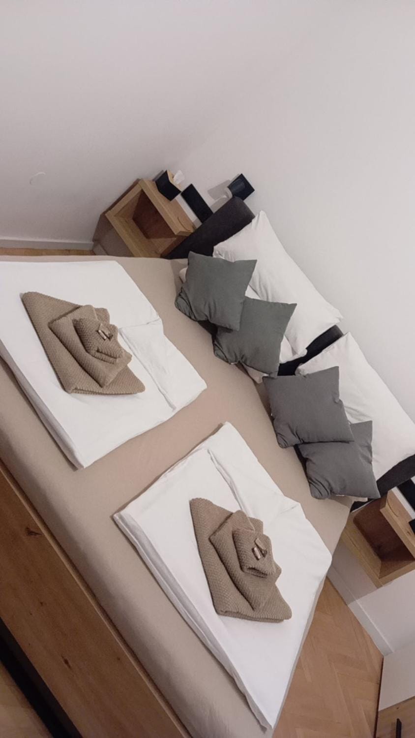Bed, Bedroom, towels