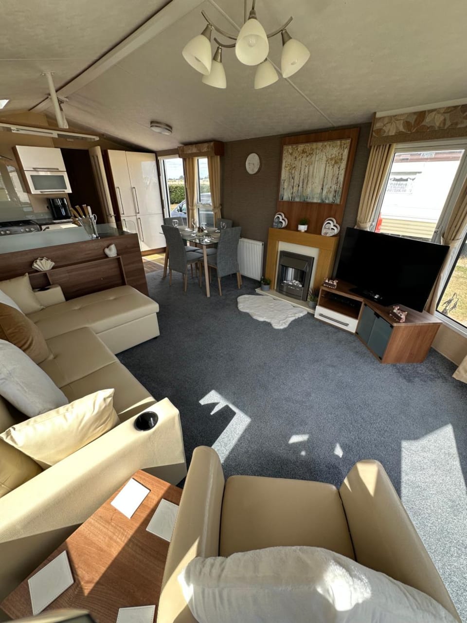 Communal lounge/ TV room, TV and multimedia, Living room, Seating area, Evening entertainment