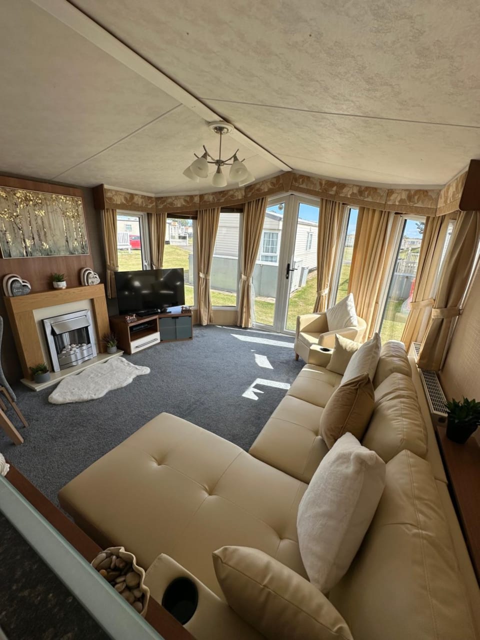 Bed, Natural landscape, TV and multimedia, Living room, Photo of the whole room, Seating area