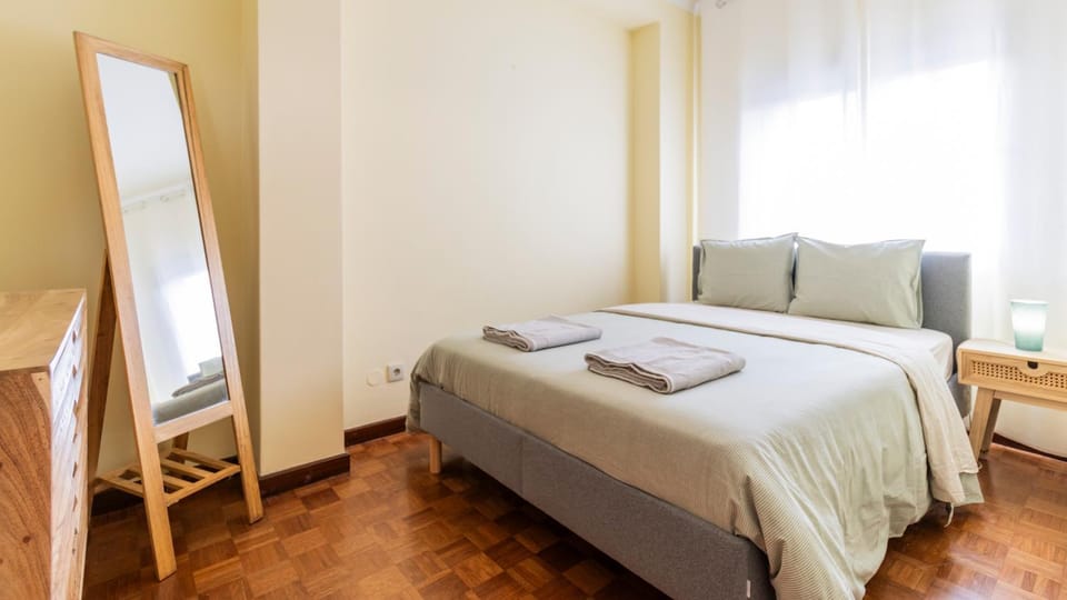 Bed, Bedroom, towels