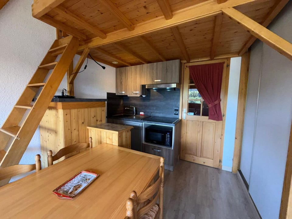 Studio cabine 4 pers, animaux admis, parking privé, Les Saisies - FR-1-293-414 Cabin in Haute-Savoie