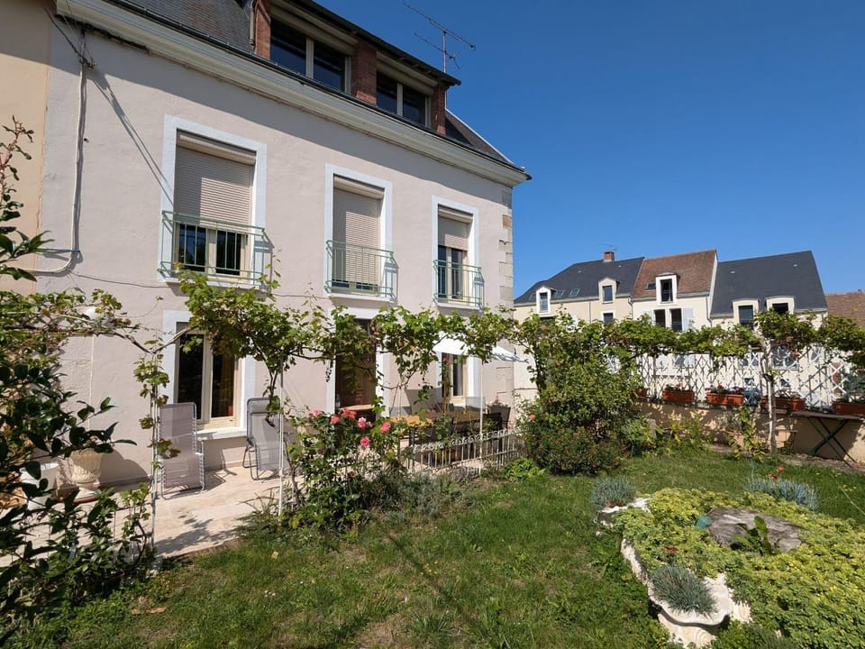 Gîte du Canal à Montargis: Charme, Jardins & Culture - FR-1-590-581 Apartment in Centre-Val de Loire