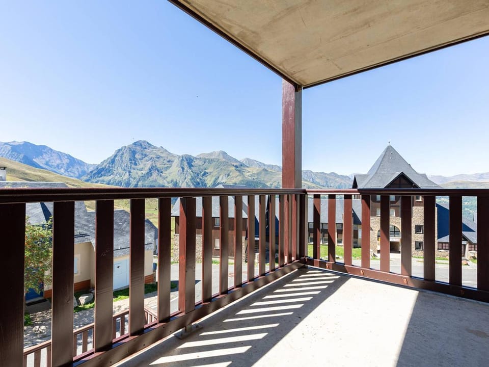 Appartement familial 8 personnes, vue montagnes, proche pistes - FR-1-695-83 Apartment in Occitanie