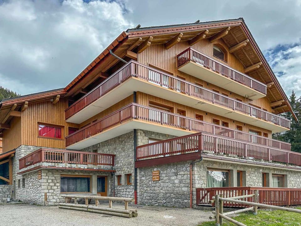 Appartement rénové 4 pers à 100m des pistes avec balcon et parking Apartment in Les Allues