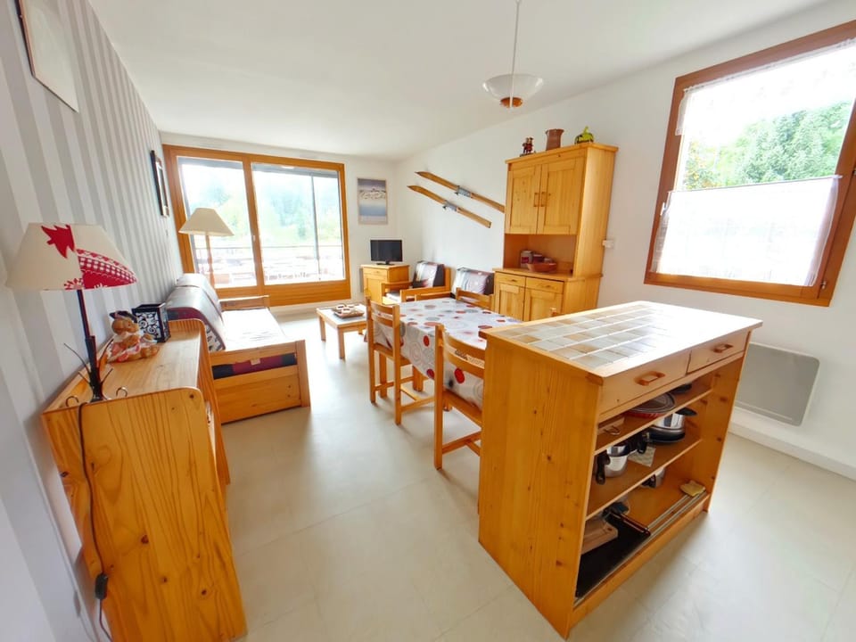 Charmant appart. 6 pers, loggia vitrée aux Rousses - FR-1-834-7 Apartment in Jura