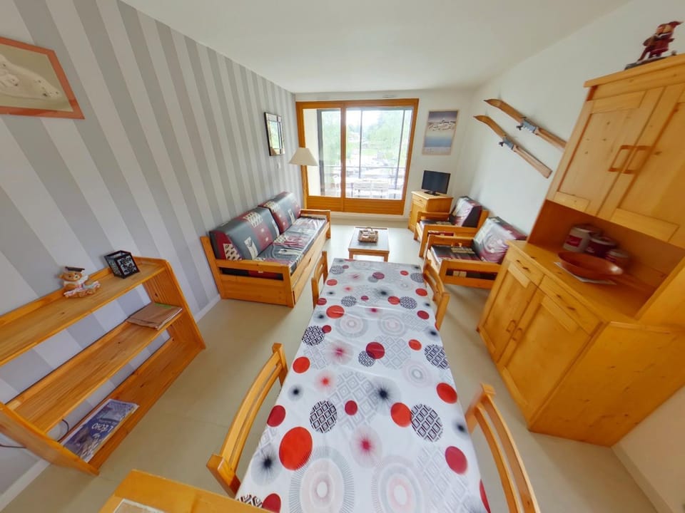 Charmant appart. 6 pers, loggia vitrée aux Rousses - FR-1-834-7 Apartment in Jura