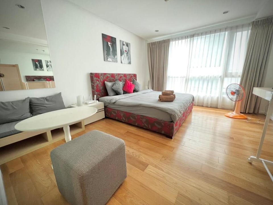 Cozy Private Home I Steps to BTS & MRT Sukhumvit Minimum 14 nights Apartment in Bangkok