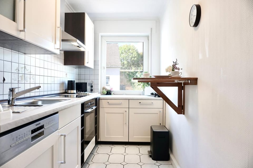 Kitchen or kitchenette, dishwasher, stove