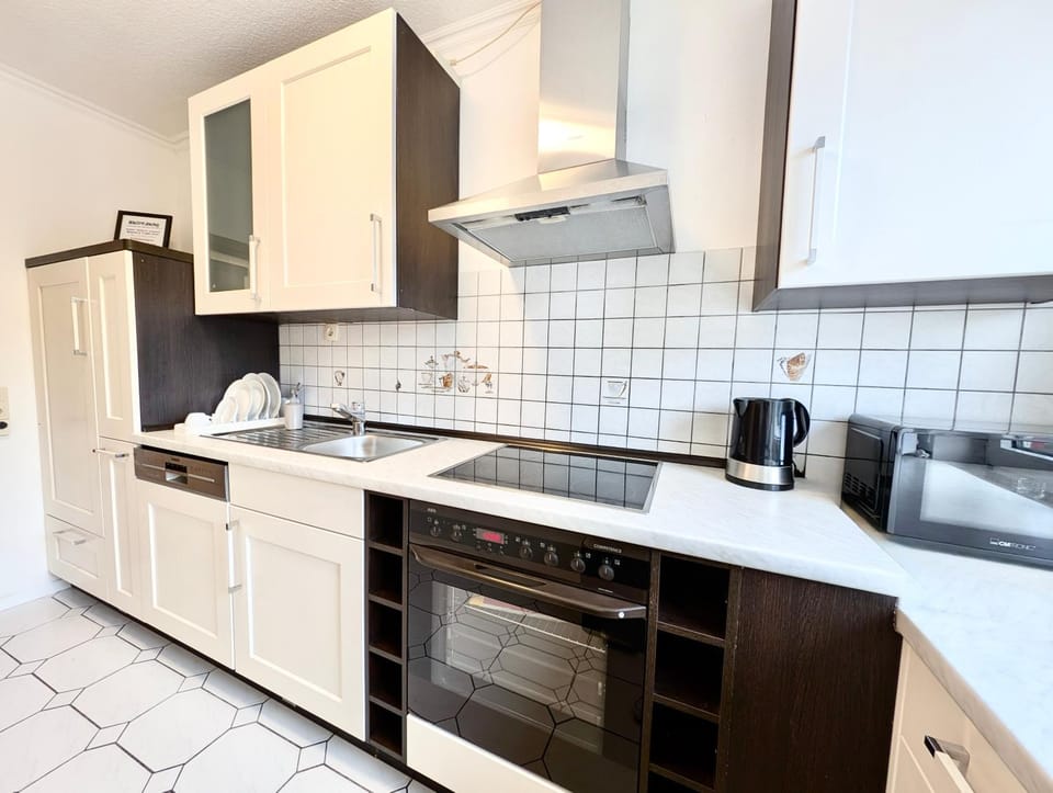 Coffee/tea facilities, Kitchen or kitchenette, dishwasher, stove, toaster