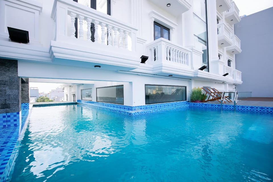 Property building, Patio, Day, Pool view, Swimming pool, sunbed