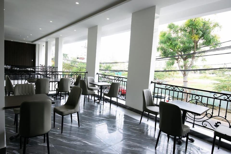 Patio, Restaurant/places to eat, View (from property/room), Balcony/Terrace, Banquet/Function facilities, Seating area, Dining area