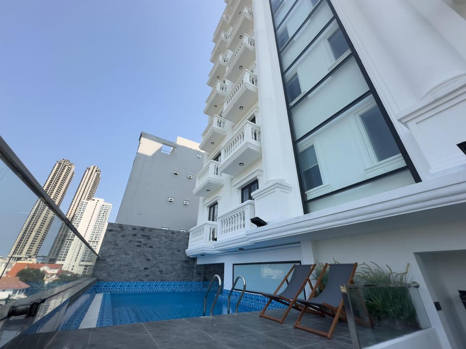 Property building, Day, Balcony/Terrace, Pool view, Swimming pool