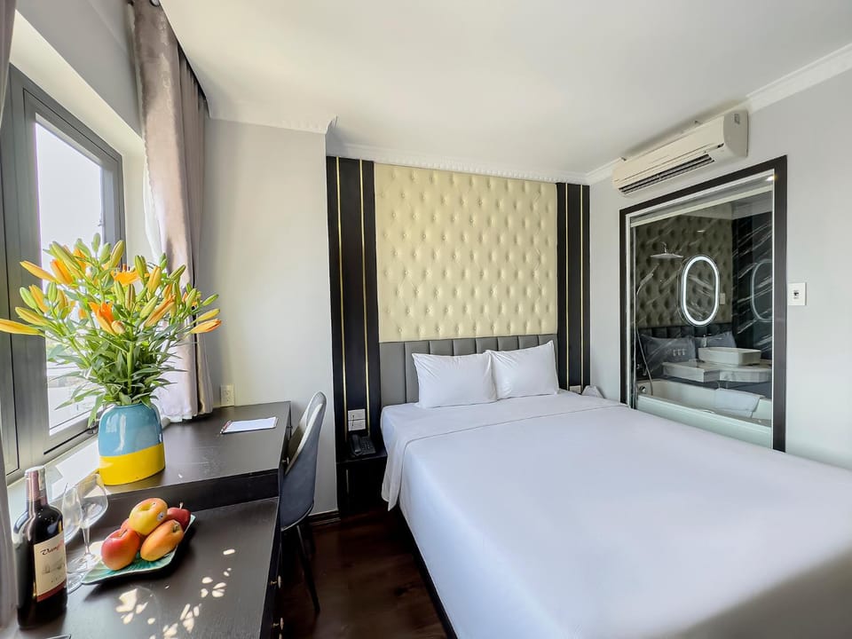 Bed, Food and drinks, Photo of the whole room, Bedroom, Food, air conditioner
