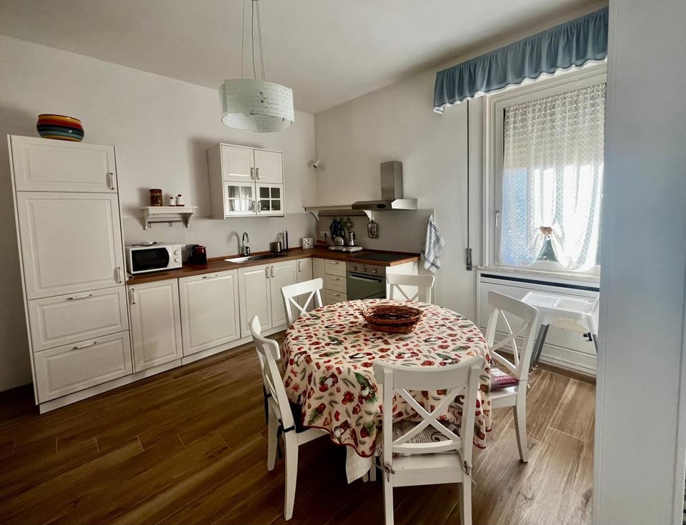 Coffee/tea facilities, Kitchen or kitchenette, Dining area, stove