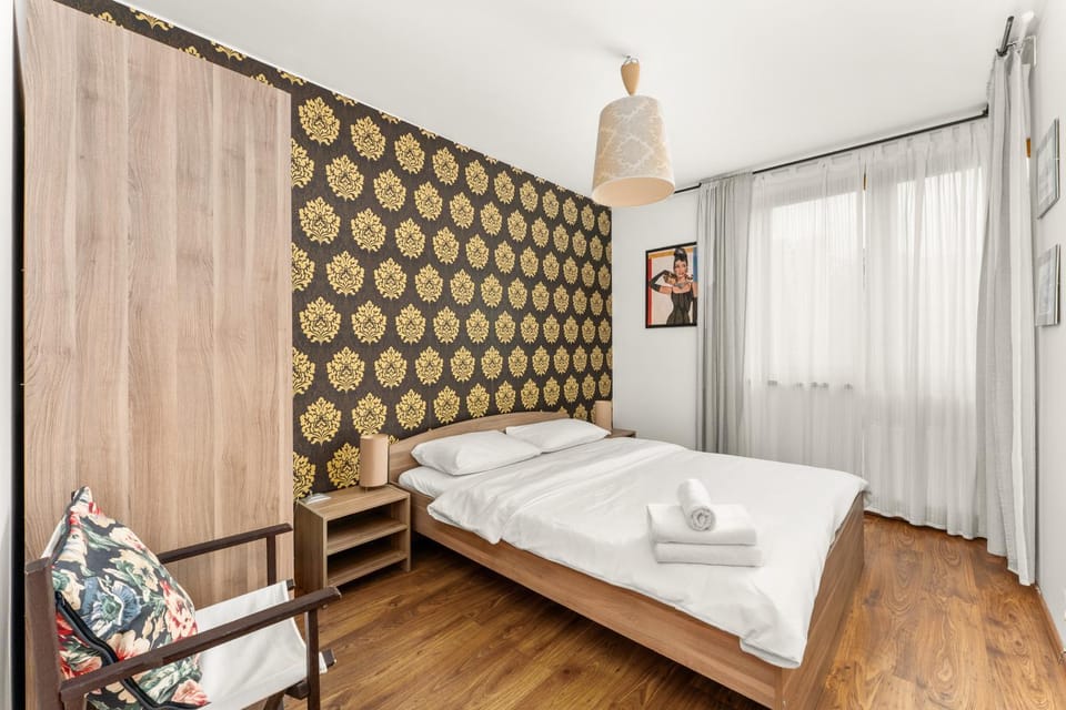 Bed, Photo of the whole room, Bedroom, towels