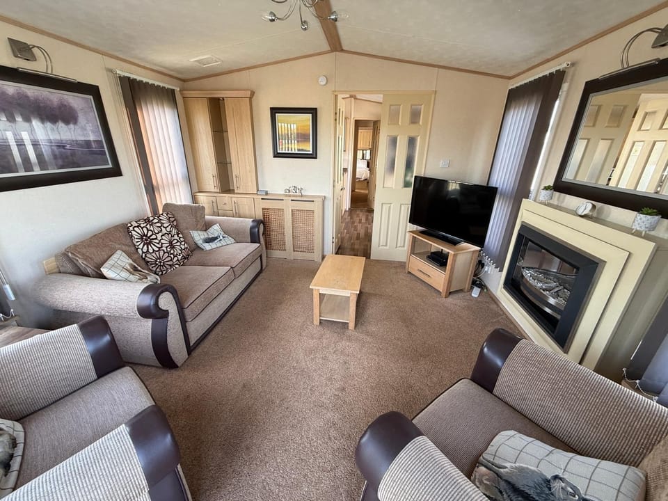 Meadow Lakes 10 - Golden Palm Resort - overlooking fishing lake - wifi, bed linen - Meadow Lakes Caravan & Lodge Hire Apartment in Chapel Saint Leonards