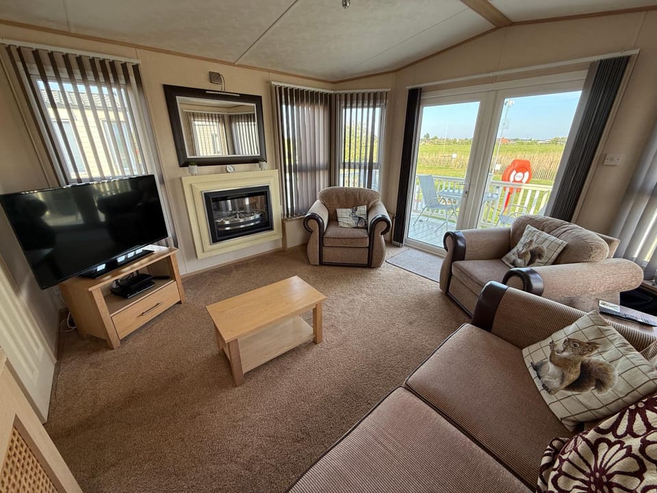 Meadow Lakes 10 - Golden Palm Resort - overlooking fishing lake - wifi, bed linen - Meadow Lakes Caravan & Lodge Hire Apartment in Chapel Saint Leonards