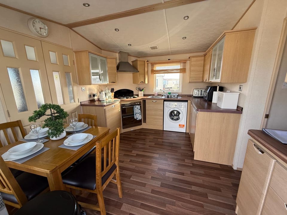 Meadow Lakes 10 - Golden Palm Resort - overlooking fishing lake - wifi, bed linen - Meadow Lakes Caravan & Lodge Hire Apartment in Chapel Saint Leonards