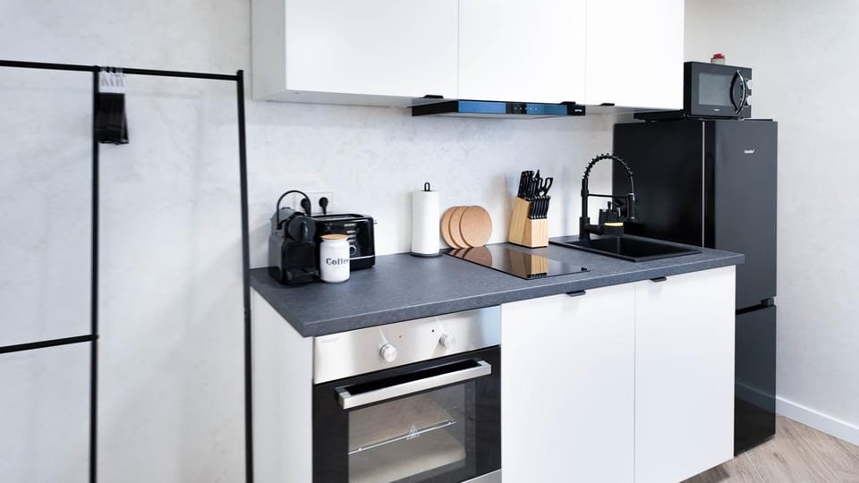 Coffee/tea facilities, Kitchen or kitchenette, dishwasher, oven, stove, toaster