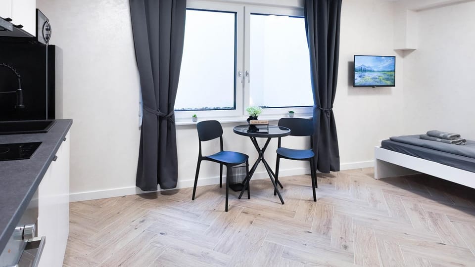 TV and multimedia, Photo of the whole room, Seating area, Dining area