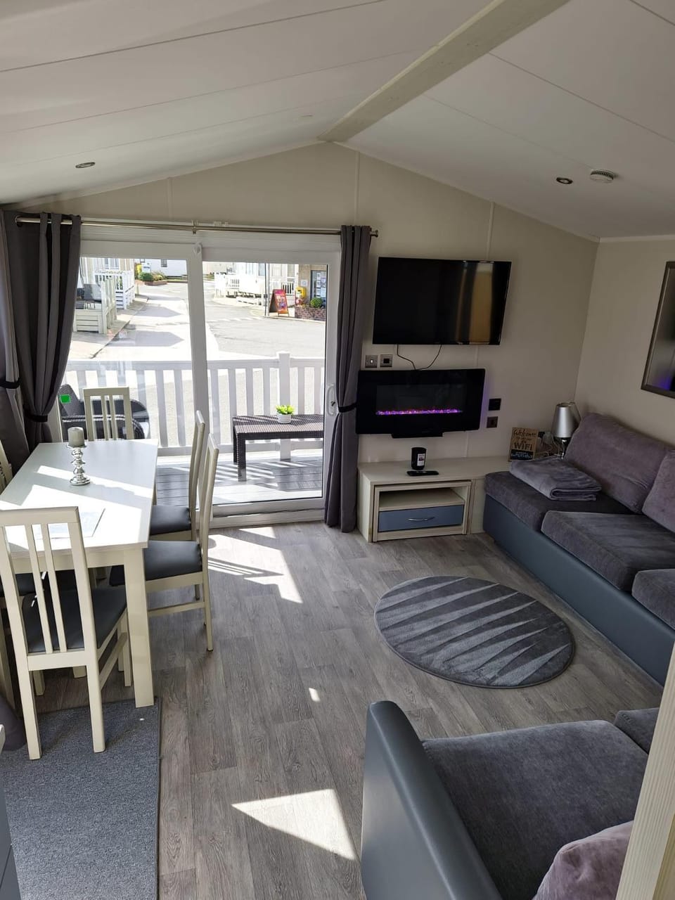 Communal lounge/ TV room, TV and multimedia, Living room, Seating area, Dining area