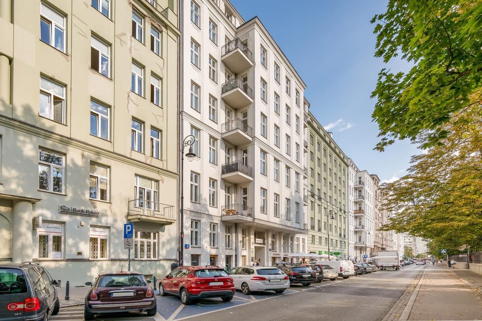 Property building, Neighbourhood, Location