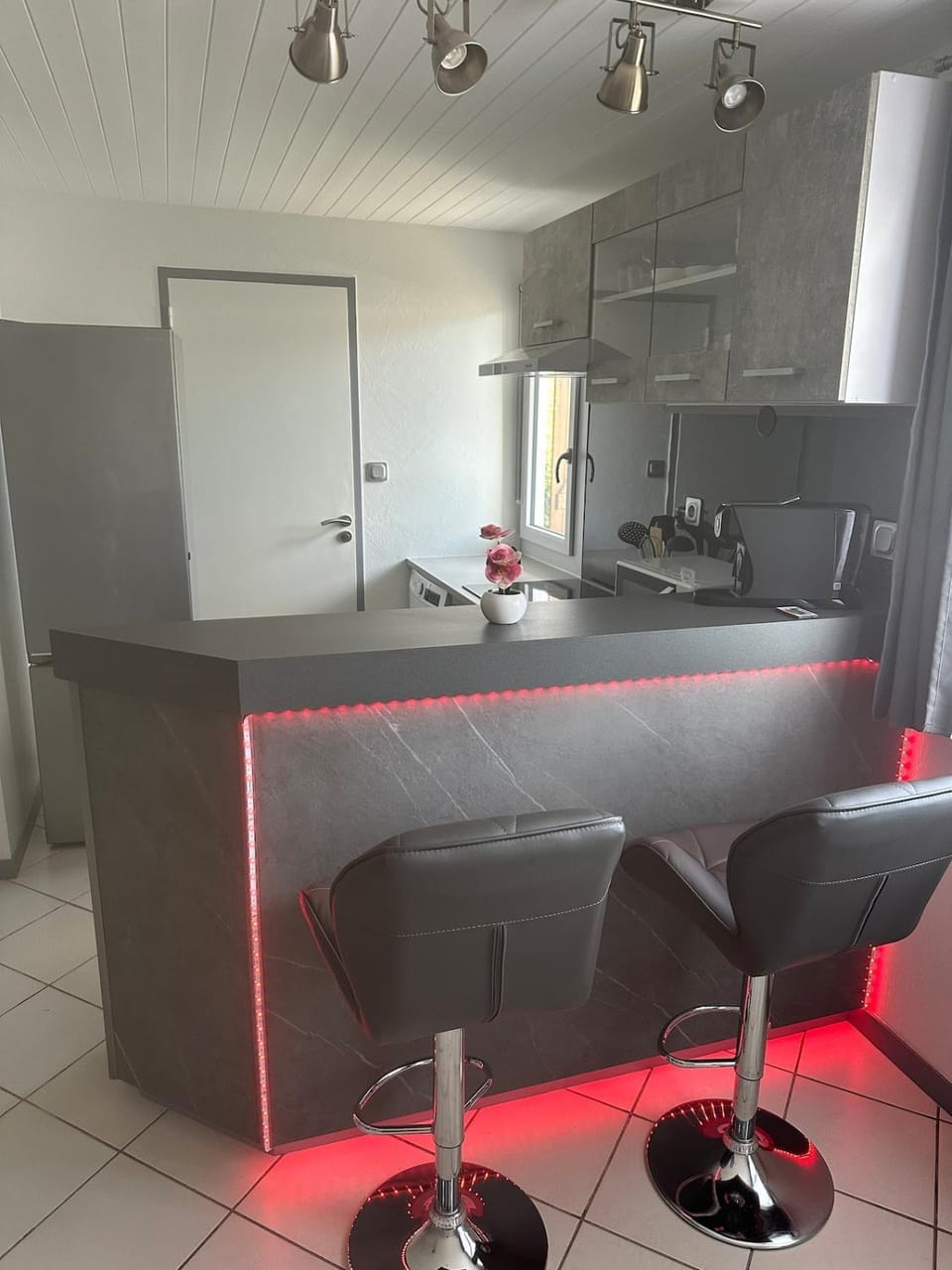 Dining area, minibar