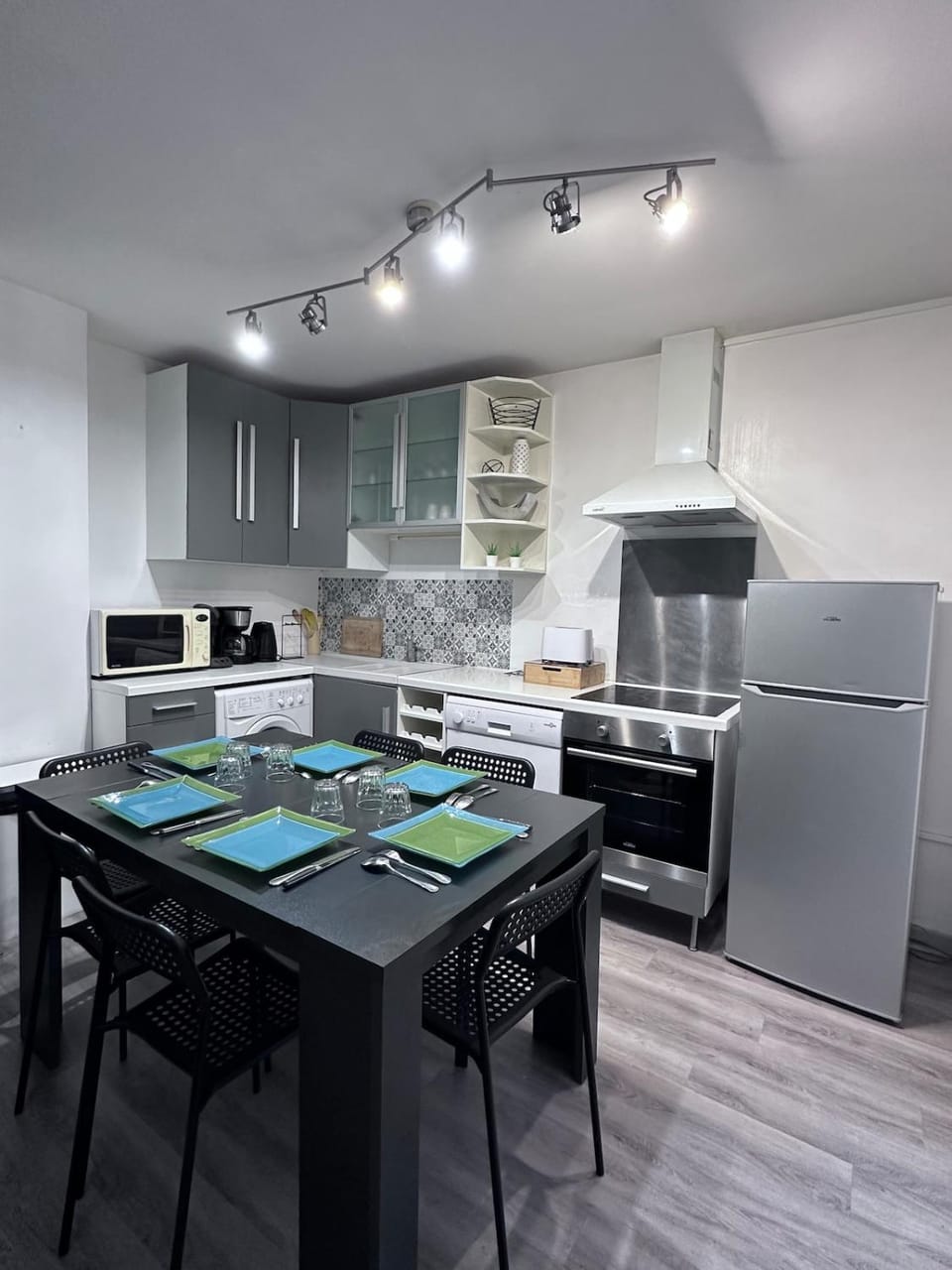 Kitchen or kitchenette, Dining area, oven, stove, toaster