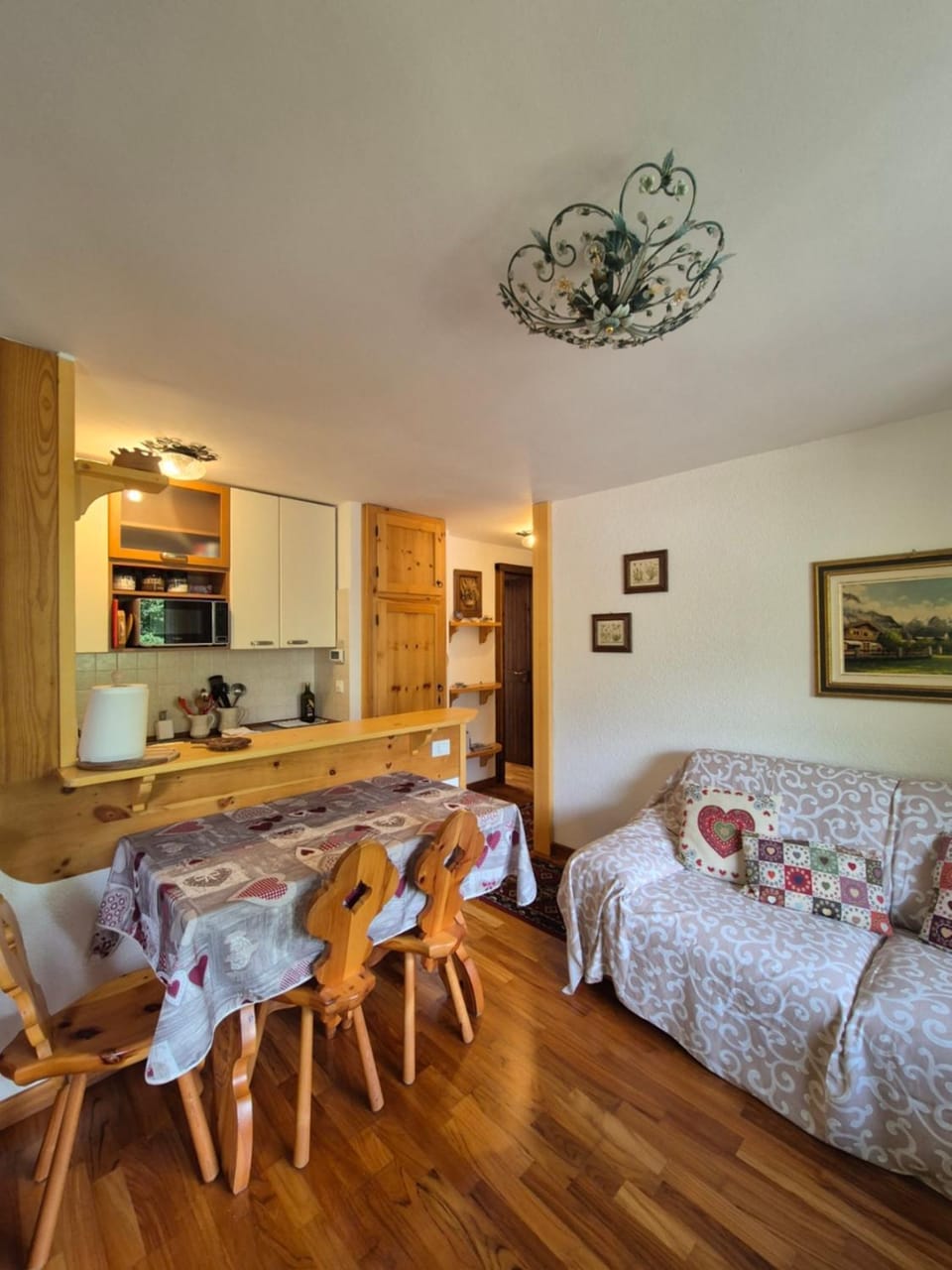 Kitchen or kitchenette, Living room, Seating area, Dining area