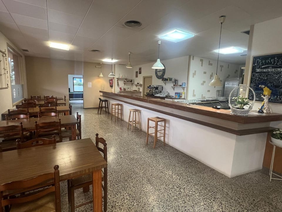 Restaurant/places to eat, Lounge or bar, Breakfast