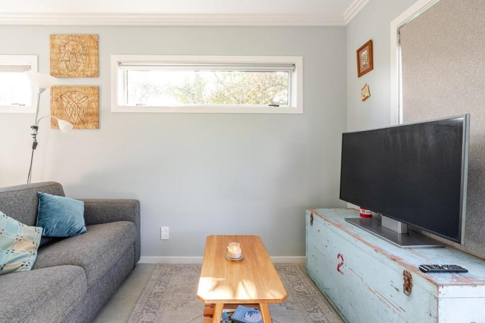 Communal lounge/ TV room, TV and multimedia, Living room, Seating area, Evening entertainment