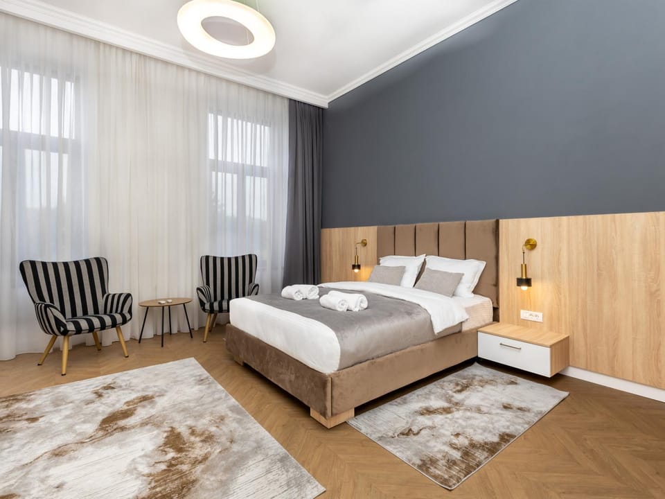 Bed, Photo of the whole room, Seating area
