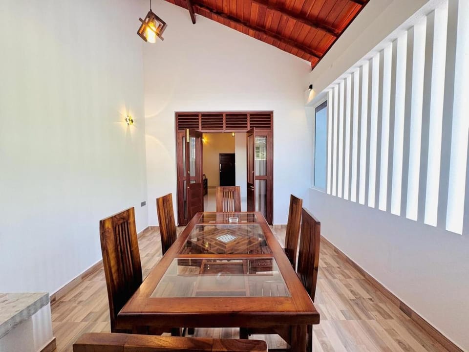 Seating area, Dining area