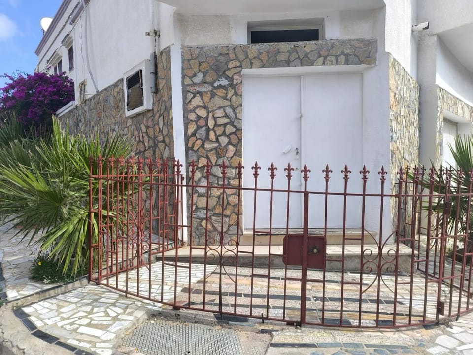 Property building, Patio, Facade/entrance, Dining area, dryer