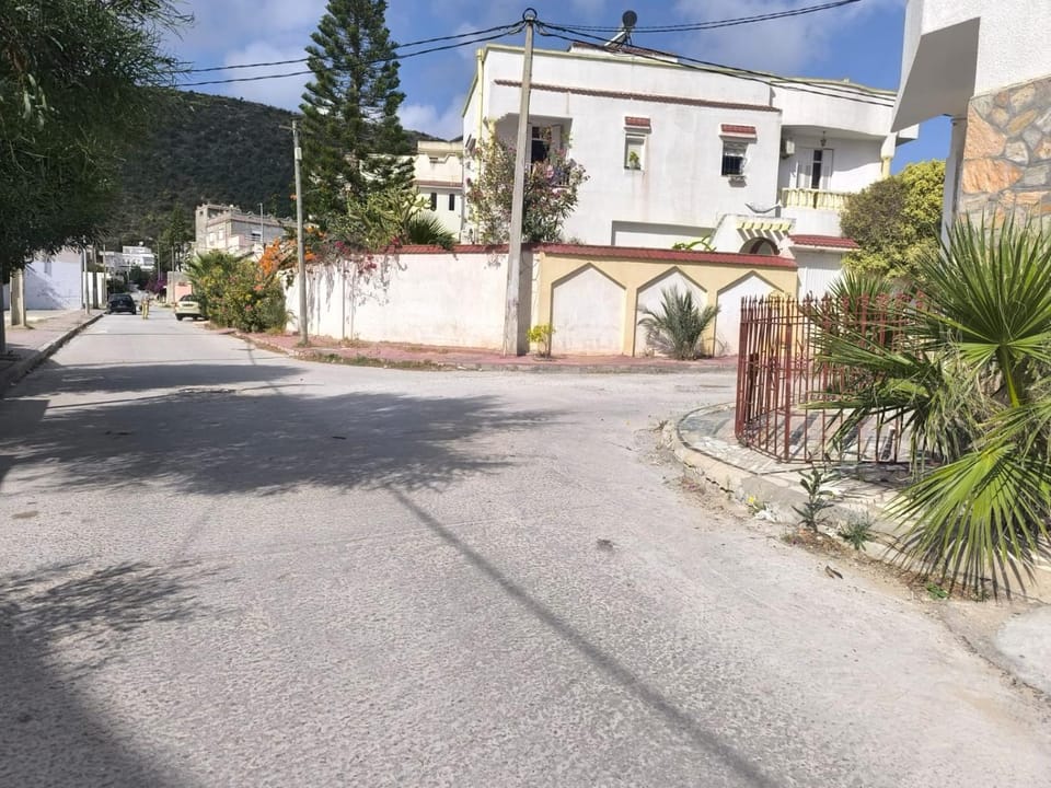 Neighbourhood, Natural landscape, Garden view, Mountain view, Mountain view, Quiet street view, Parking