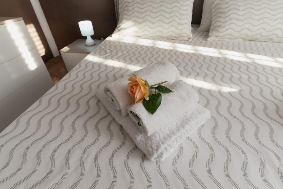 Bed, Bedroom, towels