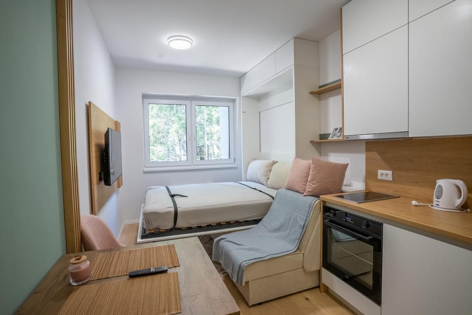 Bed, TV and multimedia, Kitchen or kitchenette, Dining area, Bedroom