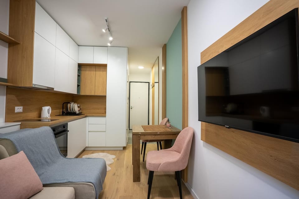 TV and multimedia, Kitchen or kitchenette, Living room, Seating area, Dining area
