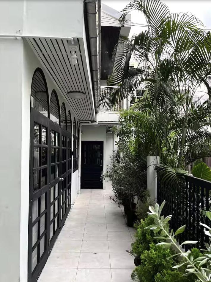 4BR 12PAX 7min walk to Samitivej Sukhumvit Hospital House in Bangkok