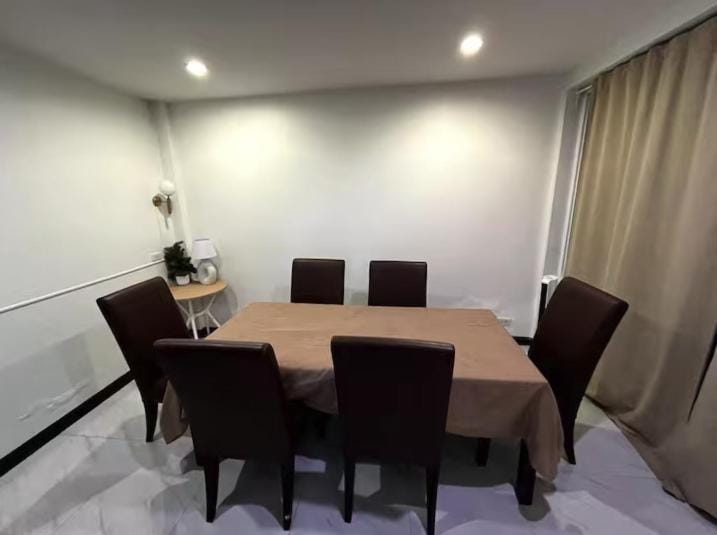 4BR 12PAX 7min walk to Samitivej Sukhumvit Hospital House in Bangkok