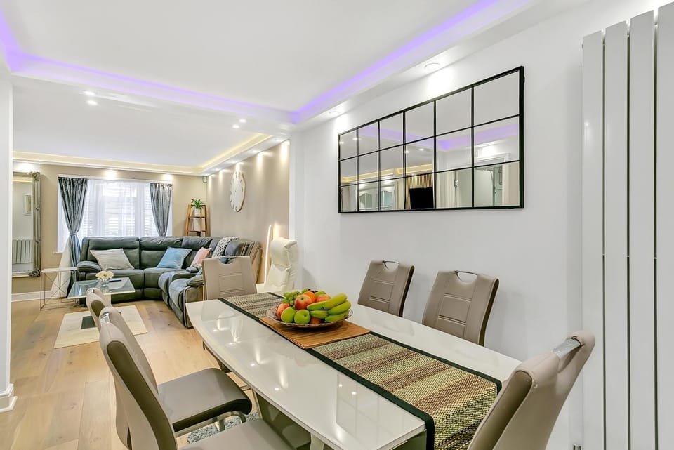 TV and multimedia, Kitchen or kitchenette, Living room, Food and drinks, Seating area, Dining area, Food