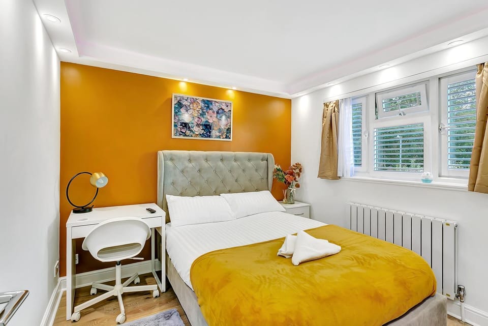 Bed, Living room, Photo of the whole room, Seating area, Bedroom, internet, towels