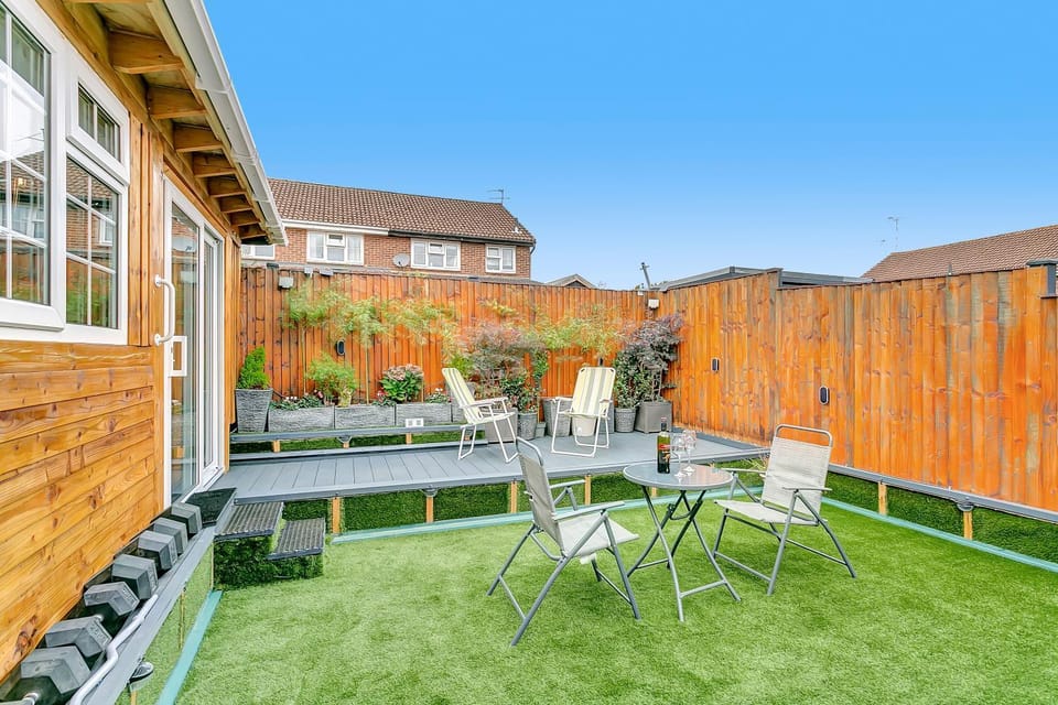 Property building, Patio, Spring, Day, Garden, Garden view