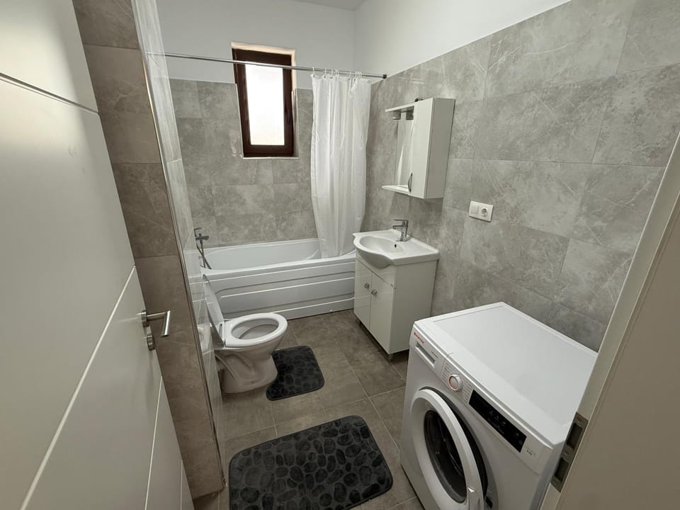 Toilet, Bathroom, Bath, towels, washing machine, dryer