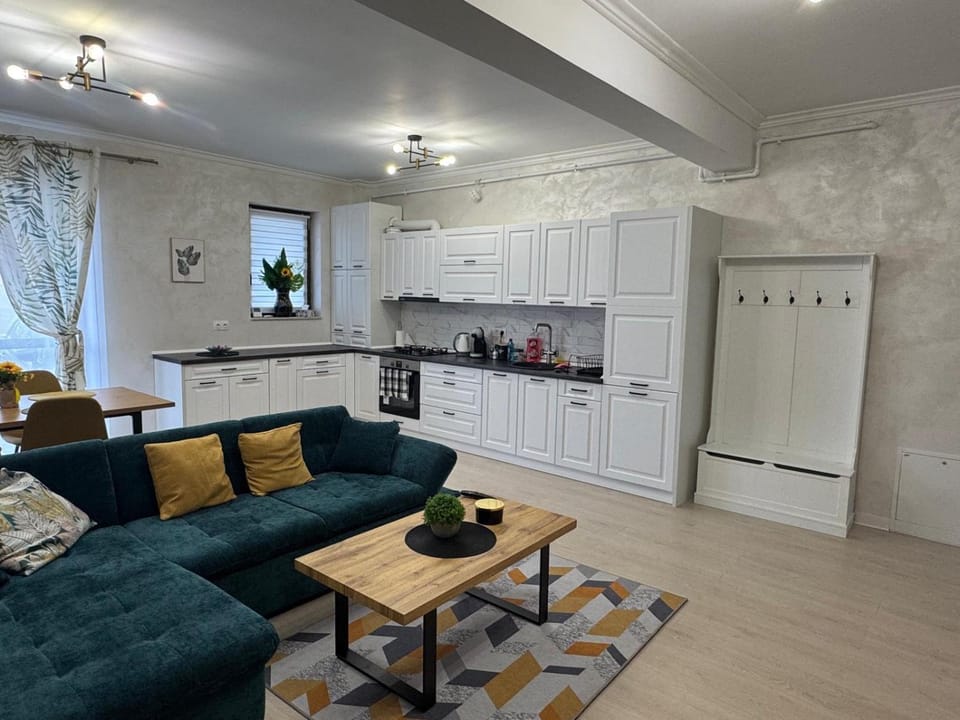 Coffee/tea facilities, Kitchen or kitchenette, Living room, Seating area, Dining area, oven, stove