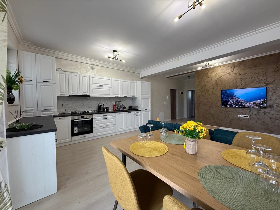 Kitchen or kitchenette, Living room