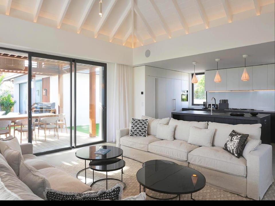 Kitchen or kitchenette, Living room, Seating area, Dining area