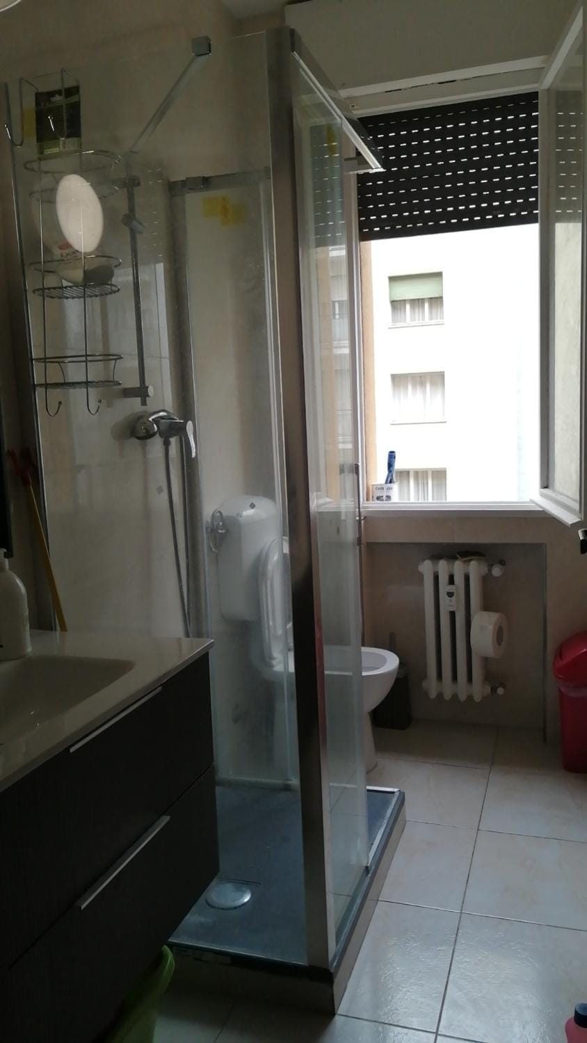 Shower, Toilet