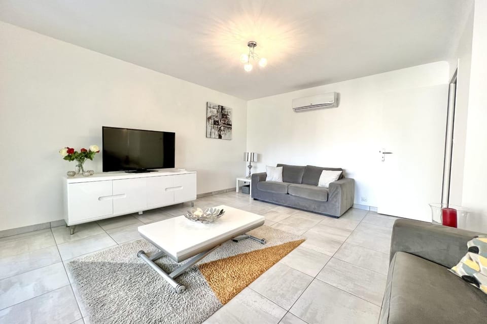 Beautiful T2 large terrace near Center & sea Apartment in Cannes
