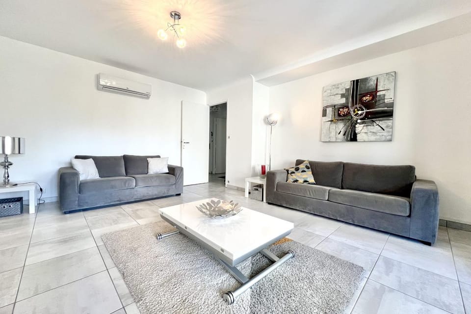 Beautiful T2 large terrace near Center & sea Apartment in Cannes